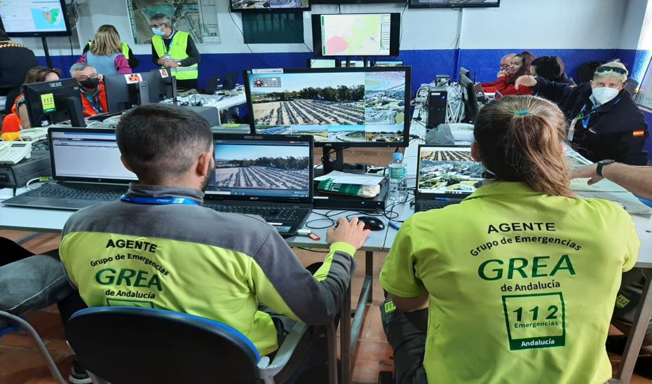 Agentes del Grupo de Emergencias de Andalucía (GREA) trabajan en el Gran Premio de Jerez junto al resto de operativos.