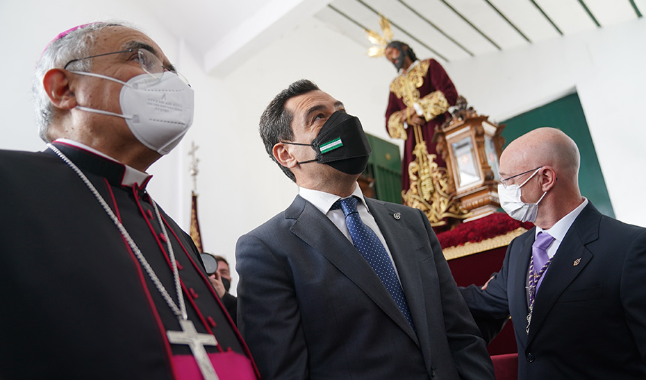 El presidente andaluz, Juanma Moreno, durante su visita al Cristo de la Sangre.
