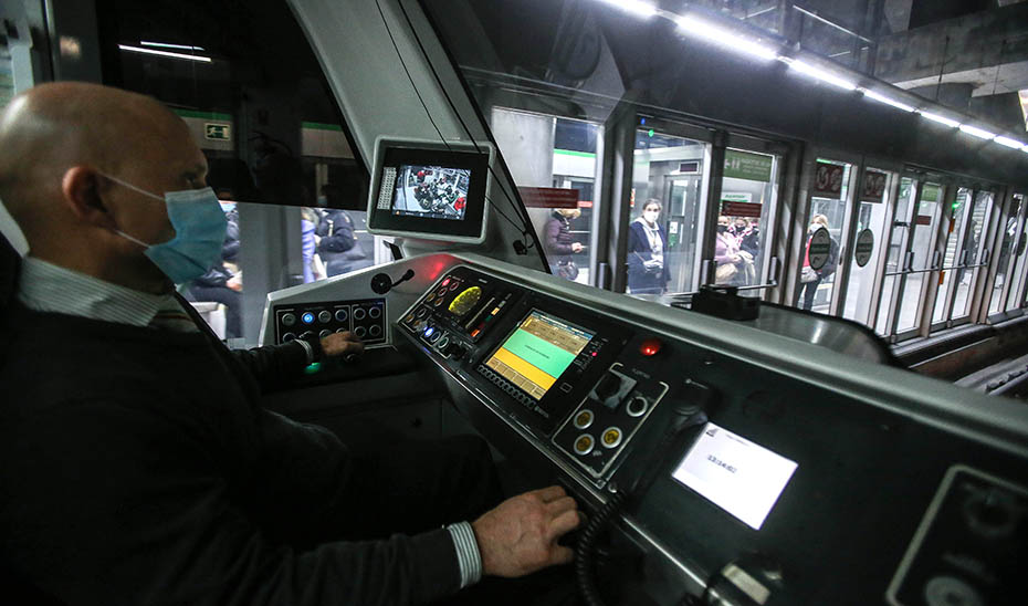 Un conductor del metro de Sevilla en el interior de la cabina.