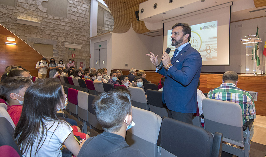 El consejero de Educación y Deporte, Manuel Alejandro Cardenete, durante el encuentro mantenido en Linares.