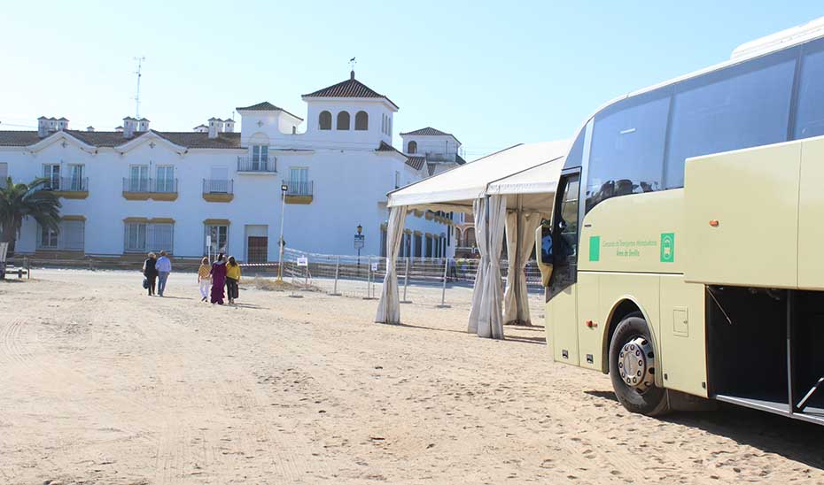 Foto de archivo del apeadero provisional de El Rocío durante la romería de 2019.