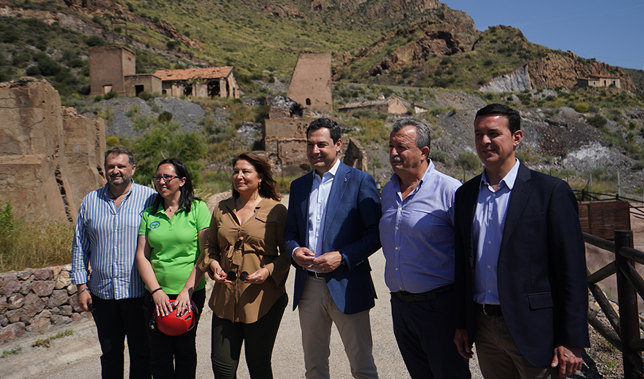 El presidente de la Junta, acompañado de autoridades durante su visita.