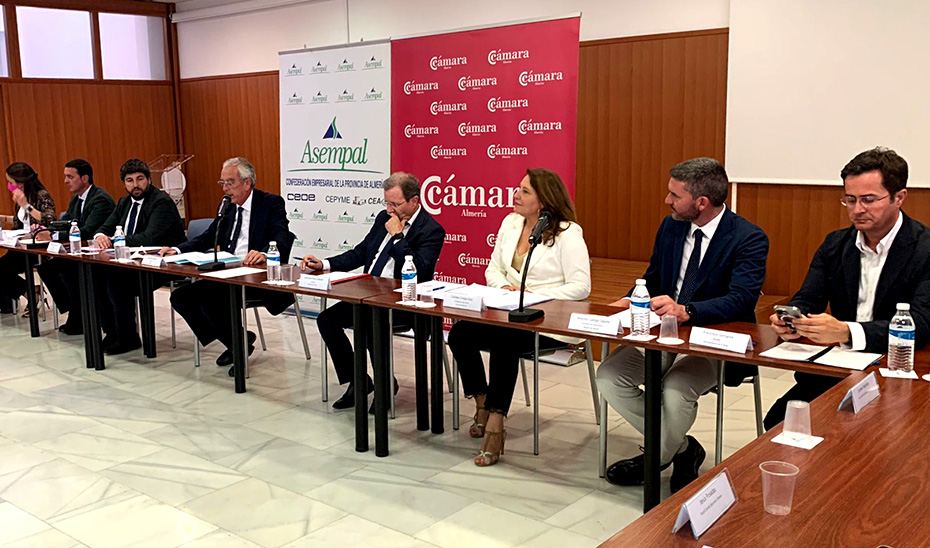 Carmen Crespo, en un momento del encuentro, donde ha participado también el presidente murciano, Fernando López Miras.