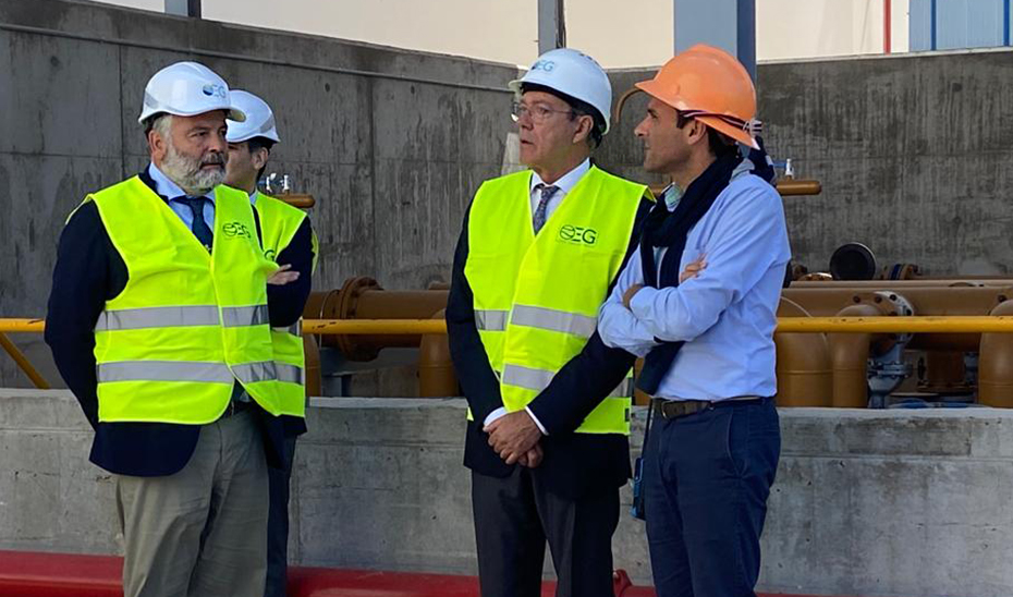 El consejero de Transformación Económica, durante su visita a las instalaciones de la empresa en Cádiz.