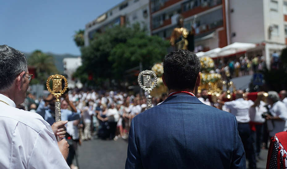 Juanma Moreno acompañando a San Bernabé y sus romeros esta mañana en Marbella.