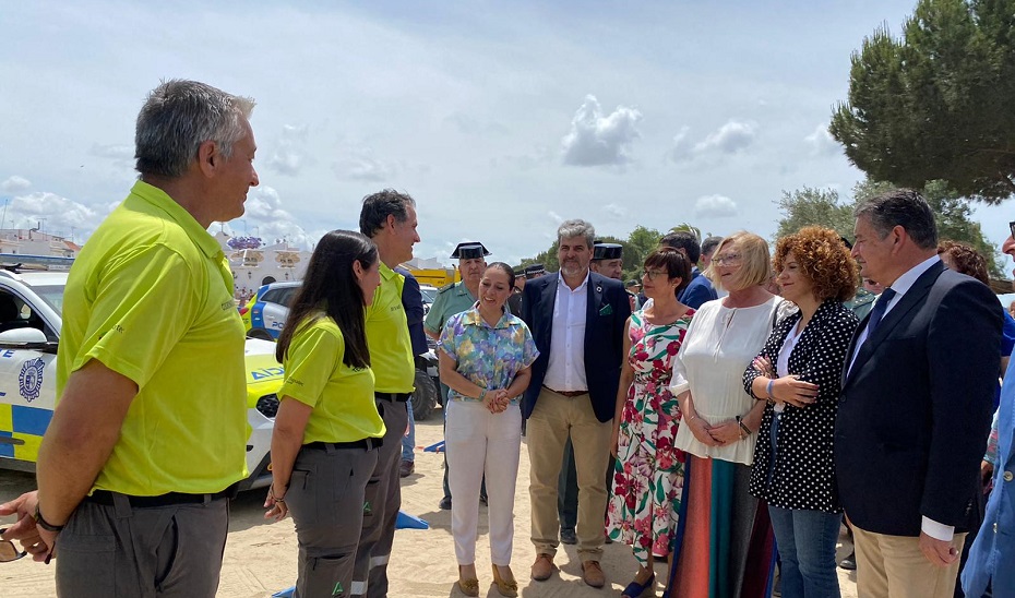 El viceconsejero saluda a los efectivos del Grupo de Emergencias de Andalucía desplazados a la aldea de El Rocío.