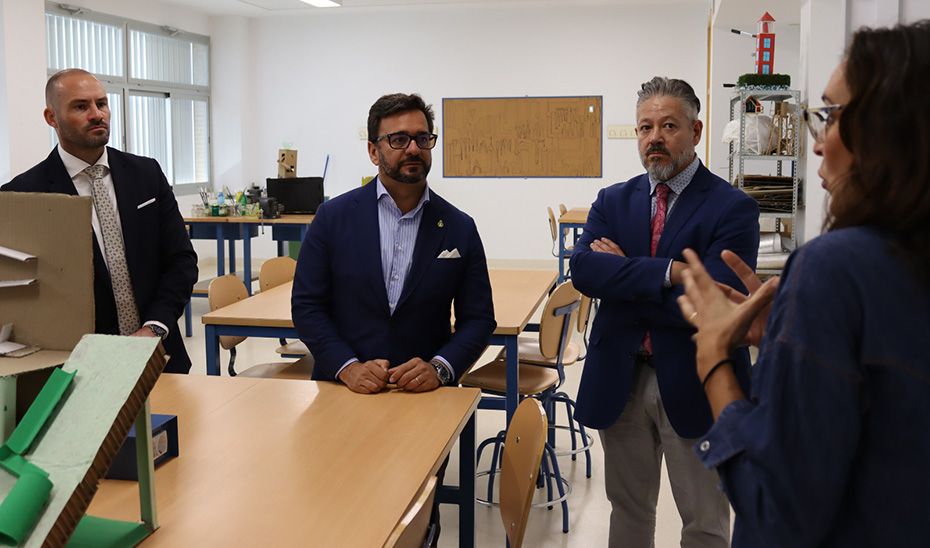 Un momento de la visita de Manuel Alejandro Cardenete al nuevo instituto público de Almensilla.