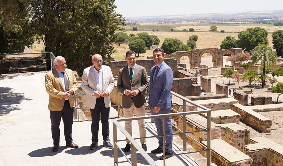 Moreno y Jesús Aguirre con el alcalde y Antonio Vallejo, director del conjunto arqueológico.