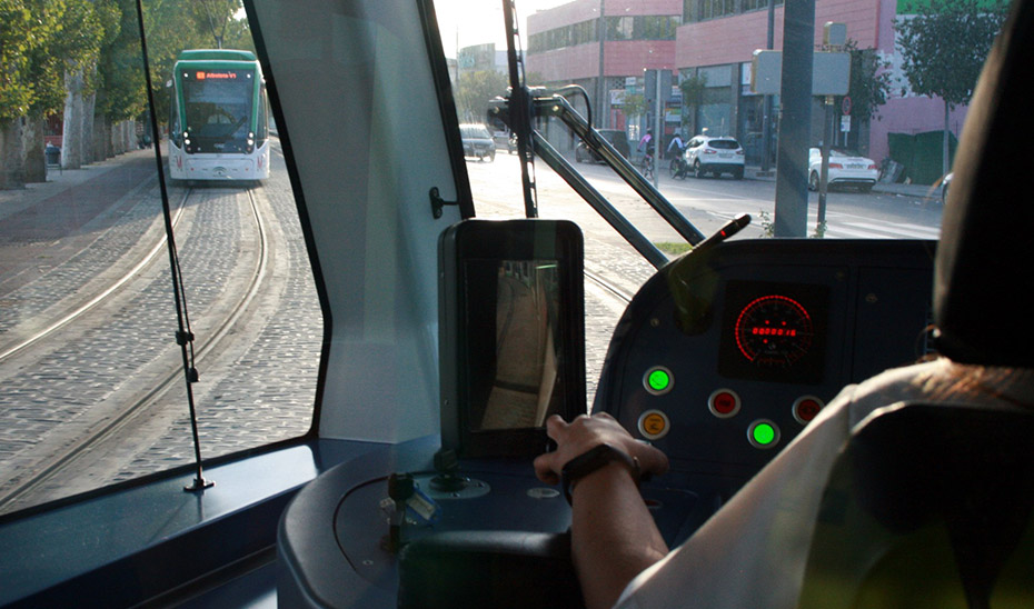 Una conductora manejando el metro en un tramo en superficie en Granada.