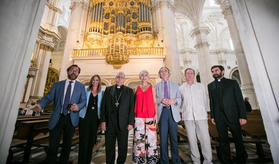 La consejera Patricia del Pozo visita el órgano de la Epístola de la Catedral de Granada, que va a ser restaurado.
