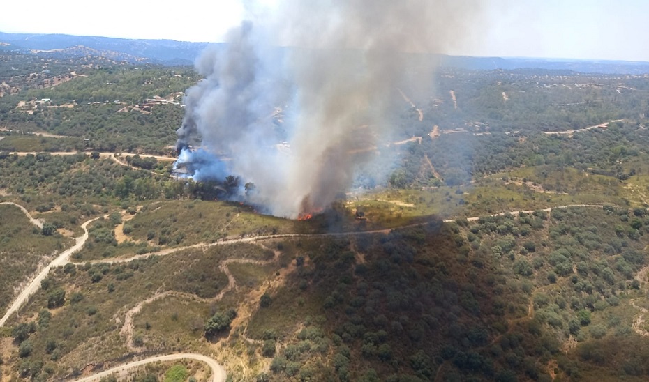 Vista del incendio forestal de El Ronquillo desde un helicóptero de Plan Infoca.
