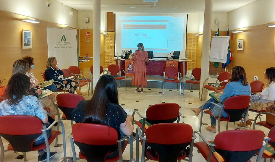 Curso de formación para prevención de trata de mujeres con fines de explotación sexual en Almería.