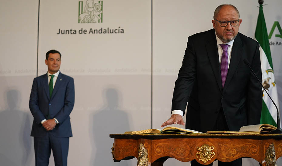 El presidente en funciones escuchando al nuevo rector de la Universidad de Córdoba.