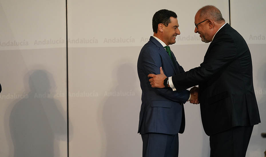 El presidente en funciones, Juanma Moreno, felicita a Manuel Torralbo por el nuevo cargo.