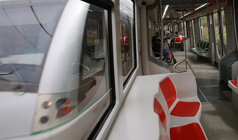 Cruce de trenes del Metro de Sevilla vista desde el interior de un vagón.