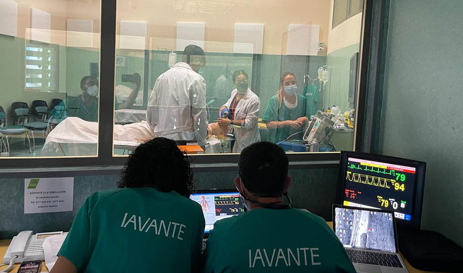 Profesionales sanitarios andaluces practicando en el Centro de Simulación Clínica Avanzada que tiene IAVANTE en Granada.