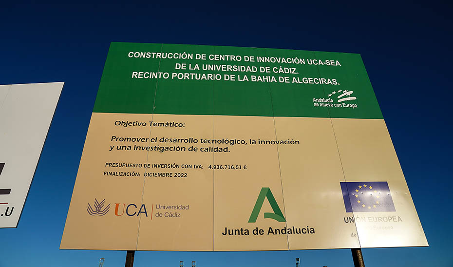 Uno de los carteles de las obras del futuro Centro de Innovación UCA SEA que se levanta en terrenos del Puerto de Algeciras.