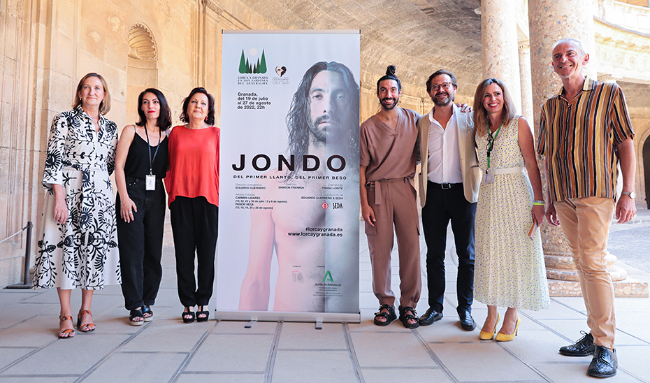 Autoridades y artistas, en la presentación del espectáculo \u0027Jondo\u0027, que centrará la próxima edición del ciclo \u0027Lorca y Granada\u0027.