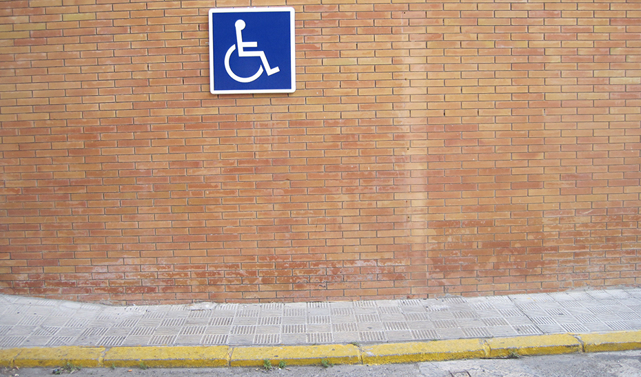 Plaza de estacionamiento reservada a vehículos de movilidad reducida.