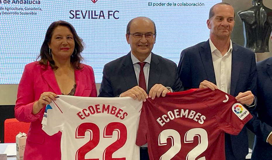 La consejera en funciones, Carmen Crespo, junto al presidente del Sevilla FC. José Castro, y el directivo de Ecoembes Ángel Hervella.