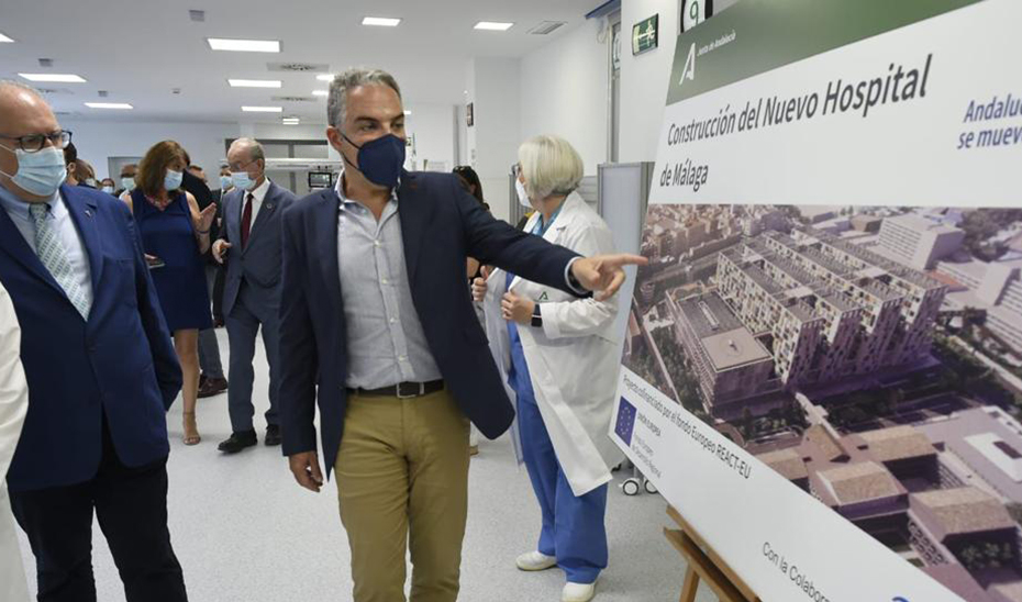 Bendodo, durante su recorrido por las nuevas instalaciones de Urgencias del Hospital Regional de Málaga.