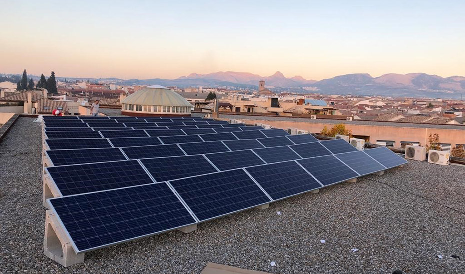 Instalación fotovoltaica en un centro docente andaluz.