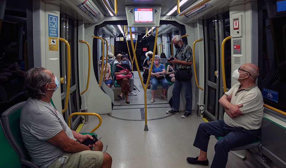 Viajeros en el metro de Málaga.