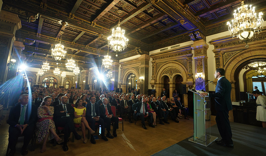 Autoridades e invitados a la presentación del Anuario Joly escuchando a Juanma Moreno.