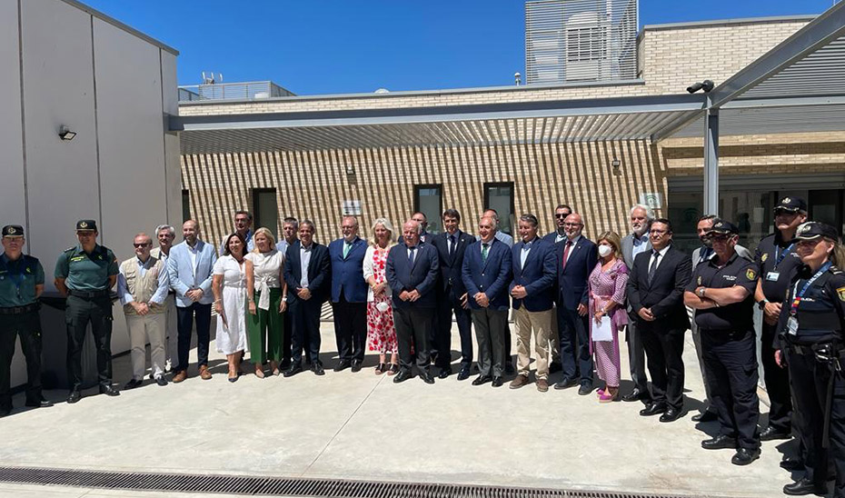 El consejero Jesús Aguirre y el viceconsejero Antonio Sanz, junto a los integrantes del dispositivo para la Operación Paso del Estrecho.