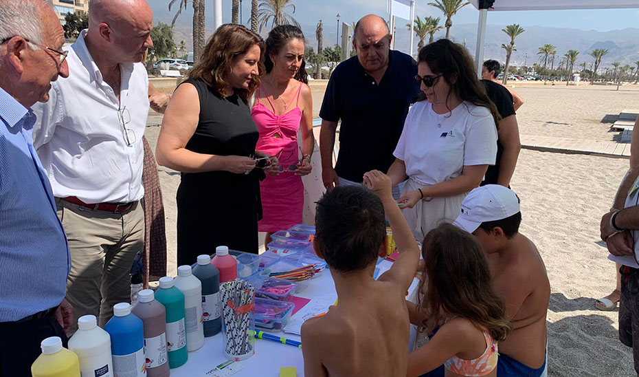Carmen Crespo presentó la campaña en la playa de Las Salinas de Roquetas de Mar.