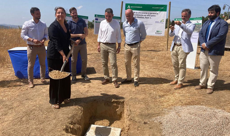 Carmen Crespo coloca la primera piedra de las obras de abastecimiento a los municipios de la Sierra de Aracena y Picos de Aroche.