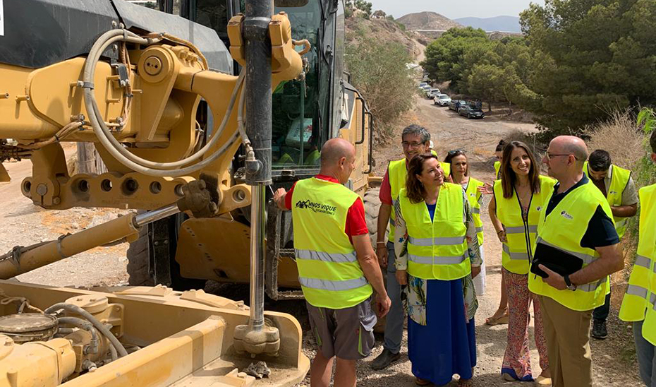 Carmen Crespo, junto con el alcalde de Adra y el resto de autoridades, en su visita a las obras de renovación del camino del Marchalejo.