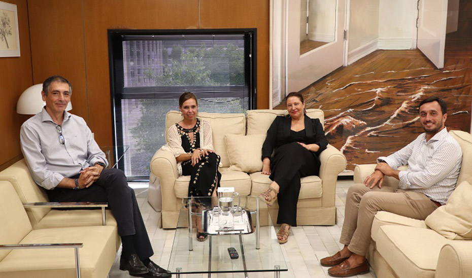 Carmen Crespo con el secretario general del Agua de la Consejería, Ramiro Angulo, y los directores generales Álvaro Real y Susana Benavides.