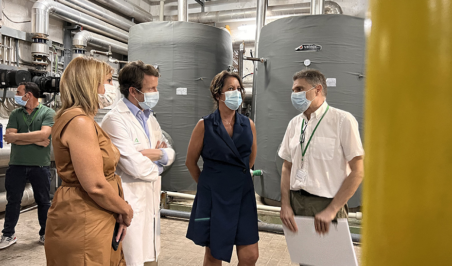 La consejera de Salud, Catalina García, durante su visita a la planta térmica del Hospital Neurotraumatológico de Jaén.