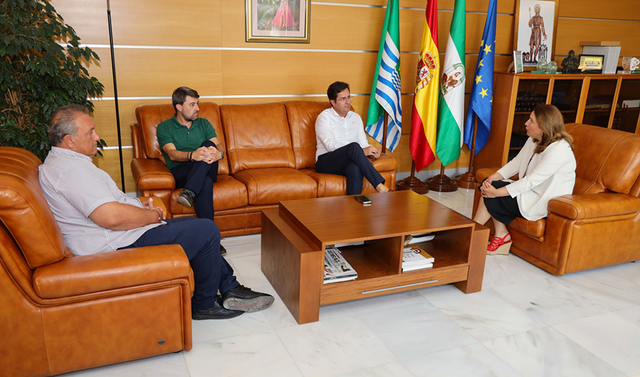 La consejera Carmen Crespo reunida este martes en el Ayuntamiento de El Ejido con el alcalde, Francisco Góngora.