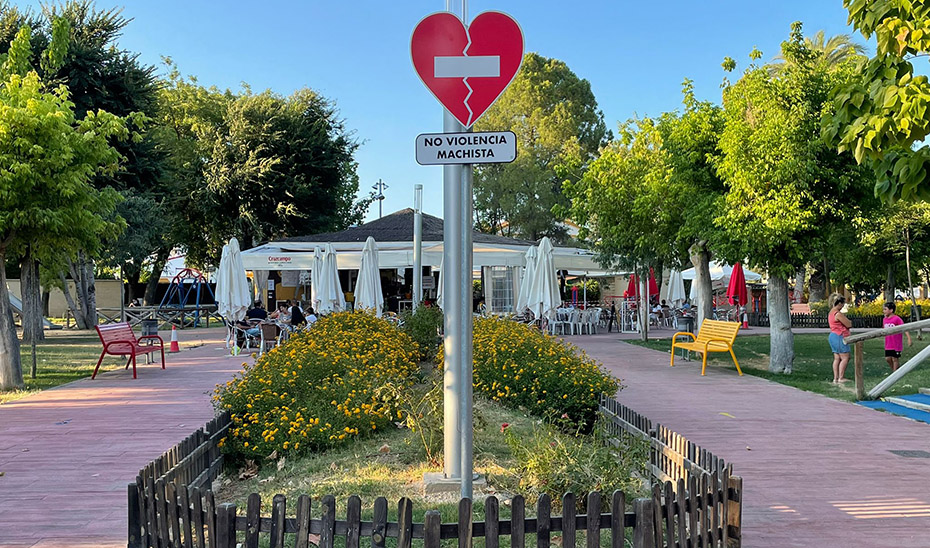 Cartelería contra la violencia de género en un parque.