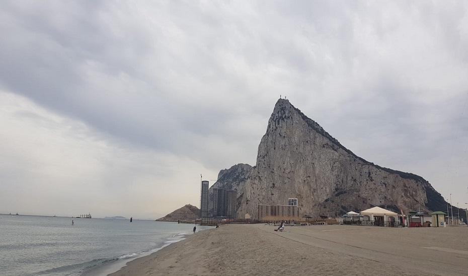 Vista del Peñón de Gibraltar y del buque OS 35 en el mar