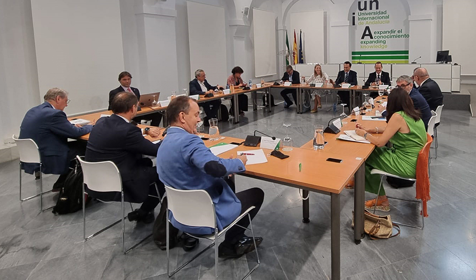 Un momento de la reunión entre Gómez Villamandos y los rectores de las diez universidades públicas andaluzas, celebrada en la sede de la UNÍA.
