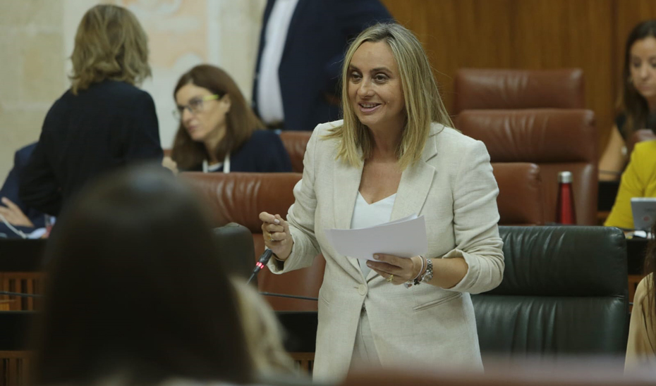 La consejera Marifrán Carazo, durante la sesión de control al Gobierno en el Parlamento andaluz.