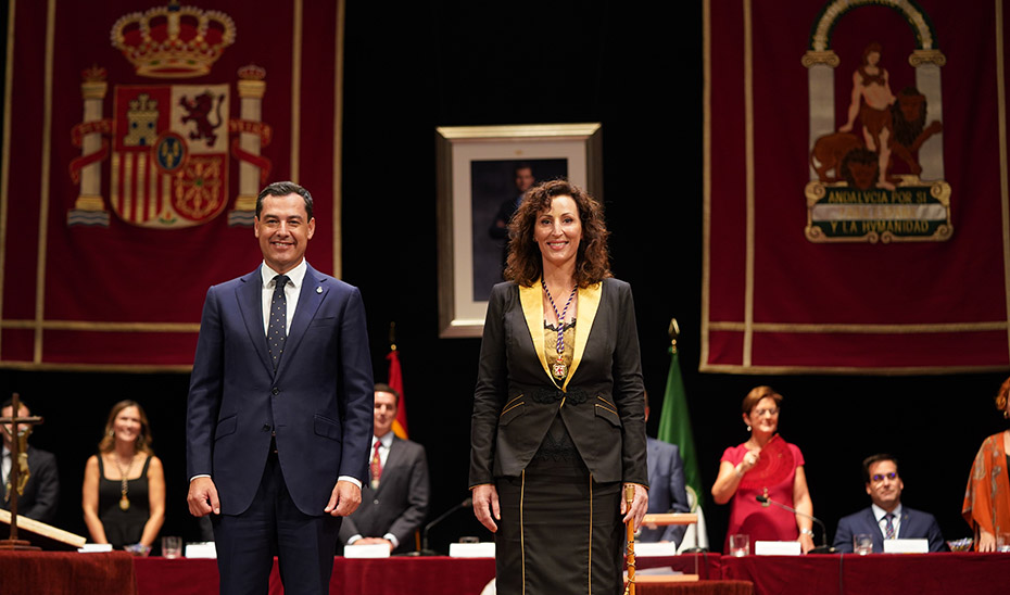 Juanma Moreno junto a María del Mar Vázquez tras su investidura como alcaldesa almeriense.