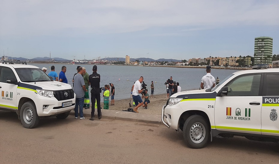 Labores de limpieza en la Playa de Poniente de La Línea de la Concepción.