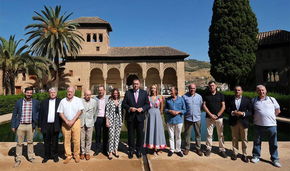 Bernal visita la Alhambra junto a los galardonados en los Premios Andalucía del Turismo, que se entregan hoy en Granada.