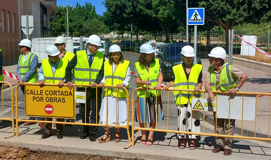 Un momento de la visita de Carmen Crespo a las tareas de conexión de los depósitos de La Pipa Alta y San Cristóbal.