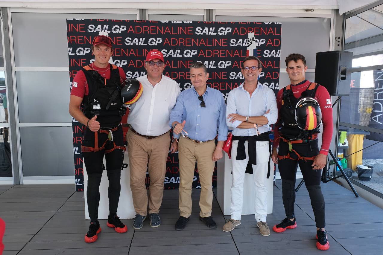 Los consejeros Antonio Sanz, Arturo Bernal y Jorge Paradela, junto a los vencedores de la sexta prueba puntuable del Circuito Mundial de SailGP.