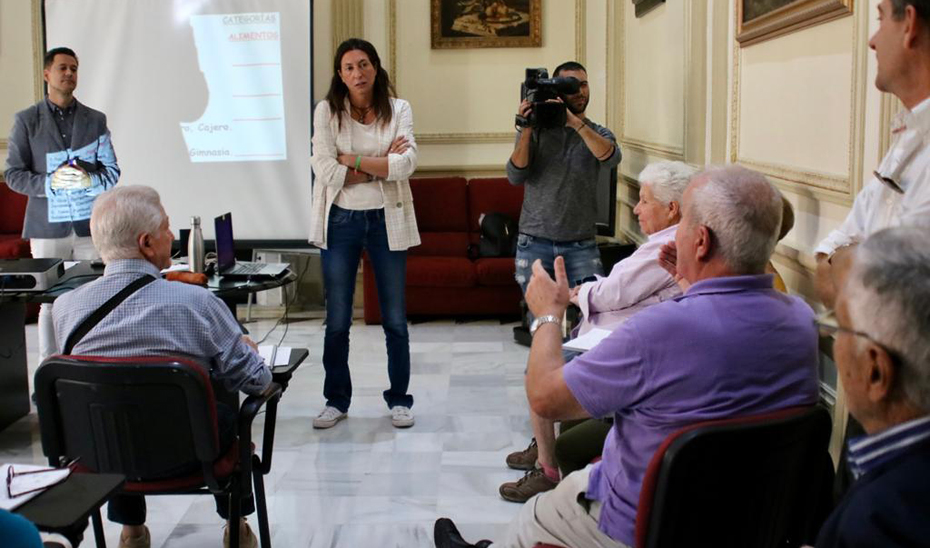 La consejera de Inclusión Social, Juventud, Familias e Igualdad, Loles López, durante la visita al Centro de Participación Activa Mora Claros de Huelva.