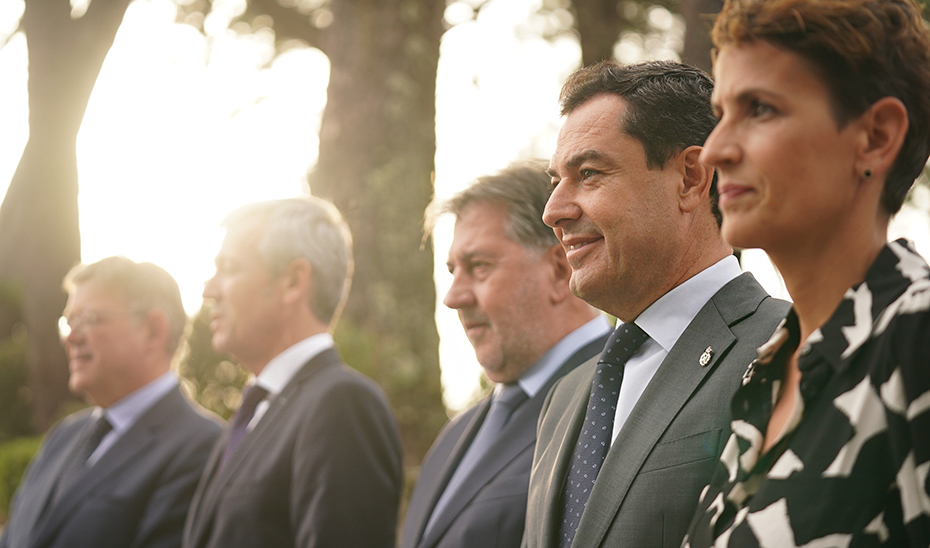 Moreno, junto al resto de presidentes autonómicos y el organizador del foro, antes de su participación en la mesa debate.