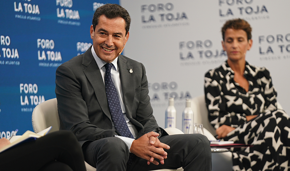 Juanma Moreno, en el transcurso de la mesa junto a María Chivite.