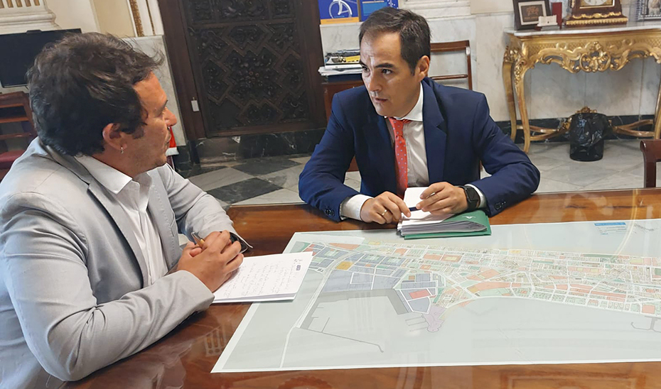 El consejero de Justicia, José Antonio Nieto, y el alcalde de Cádiz, durante su encuentro en el Ayuntamiento gaditano.