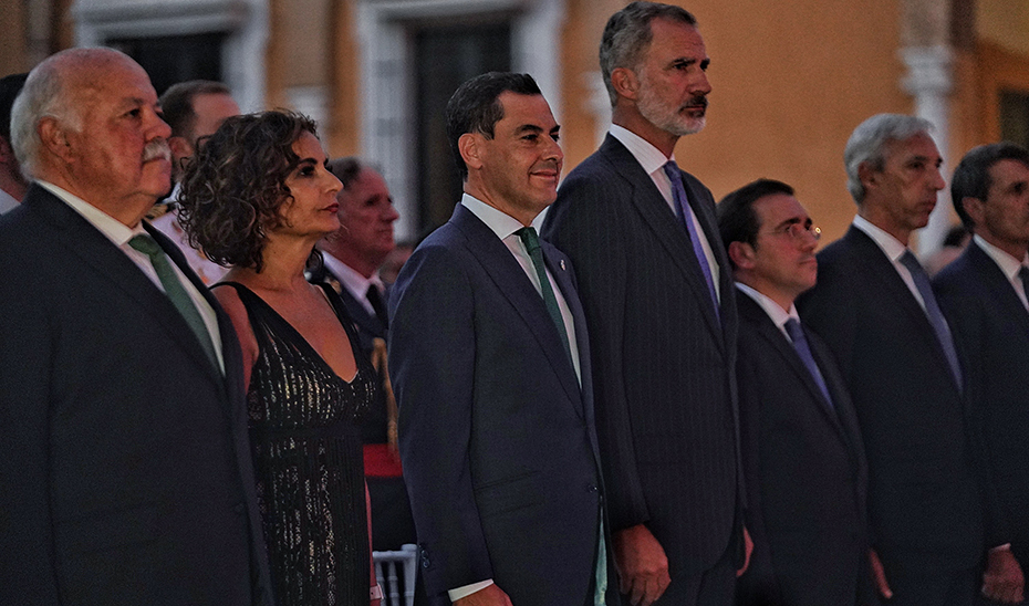 Juanma Moreno, junto al Rey Felipe VI, y el resto de autoridades, durante el desarrollo del acto.