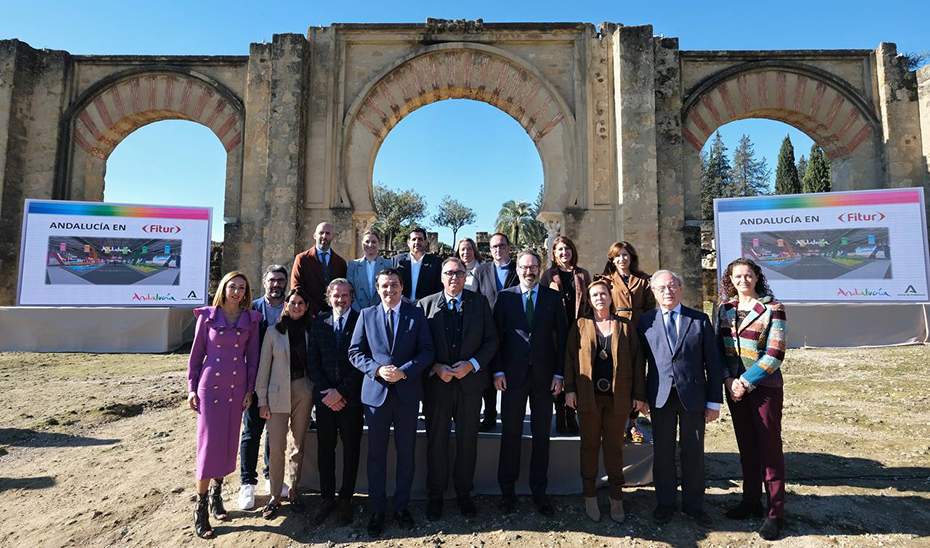 Bernal y el resto de autoridades, en el Conjunto Arqueológico de Madinat al-Zahra de Córdoba, donde ha tenido lugar la presentación.